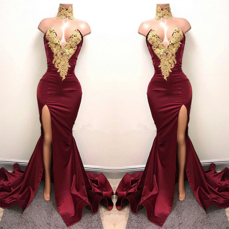 Burgunderrotes Ballkleid mit Schlitz vorne, hohem Hals und Meerjungfrau-Ausschnitt und Spitzenapplikationen 