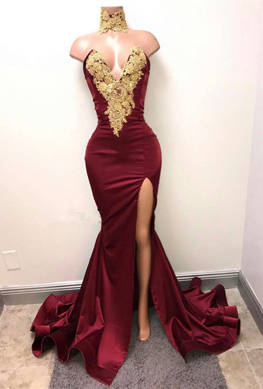 Burgunderrotes Ballkleid mit Schlitz vorne, hohem Hals und Meerjungfrau-Ausschnitt und Spitzenapplikationen 
