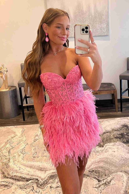 Amina | Vestido de fiesta con falda de plumas y encaje con escote en forma de corazón