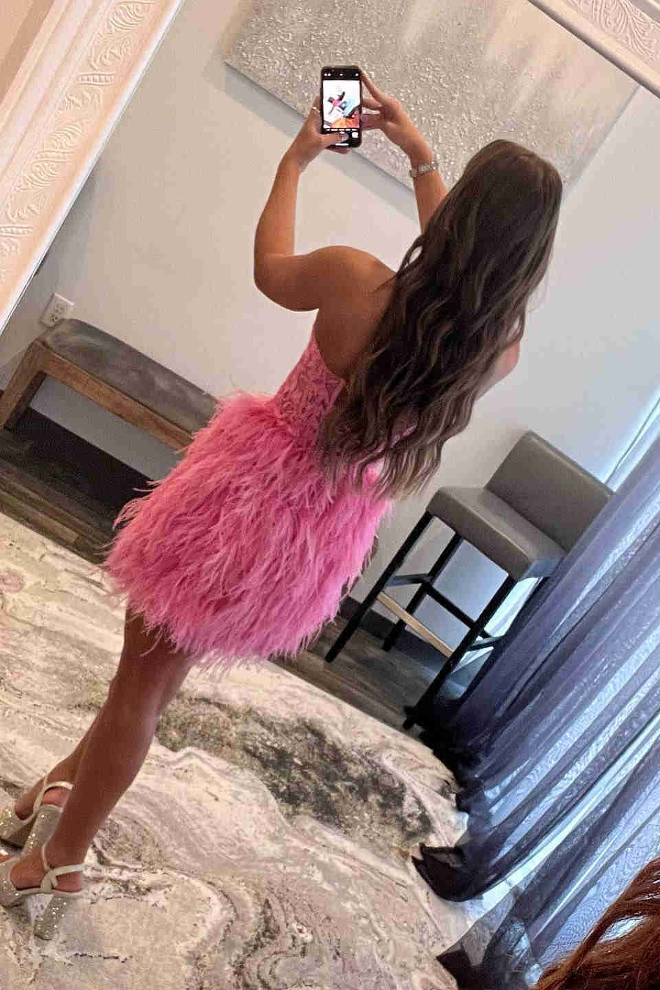 Amina | Vestido de fiesta con falda de plumas y encaje con escote en forma de corazón