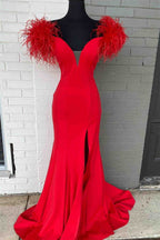 Vestido largo de fiesta rojo con plumas, escote en V pronunciado y hombros descubiertos