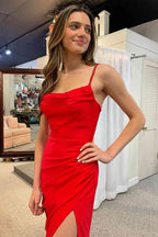 Schlichtes langes Partykleid aus rotem Satin mit Wasserfallausschnitt