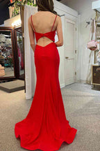 Schlichtes langes Partykleid aus rotem Satin mit Wasserfallausschnitt