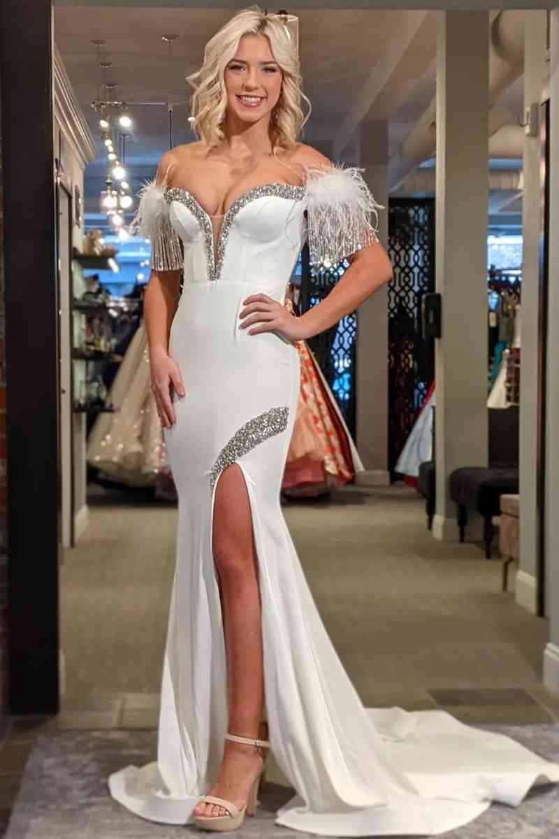 Vestido de fiesta blanco de sirena con borlas y hombros descubiertos y abertura