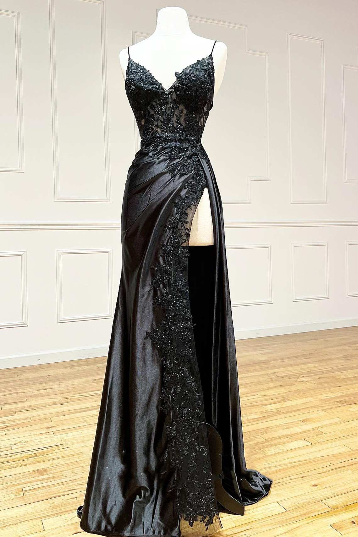 Beatrice | Langes schwarzes Ballkleid mit Applikationen