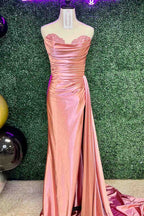 Vestido de fiesta largo plisado de satén estilo sirena sin tirantes color fucsia