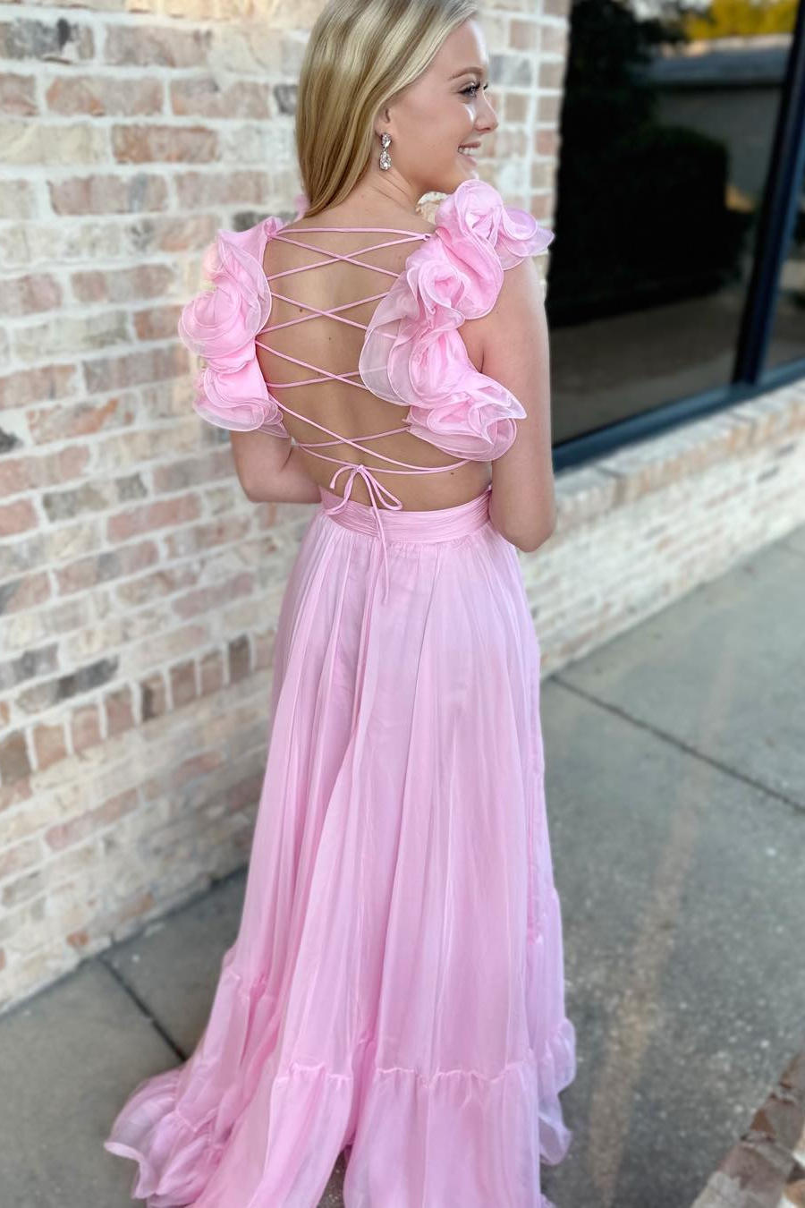 Aadhya | Langes Ballkleid in Fuchsia mit V-Ausschnitt, Rüschen und Plissee