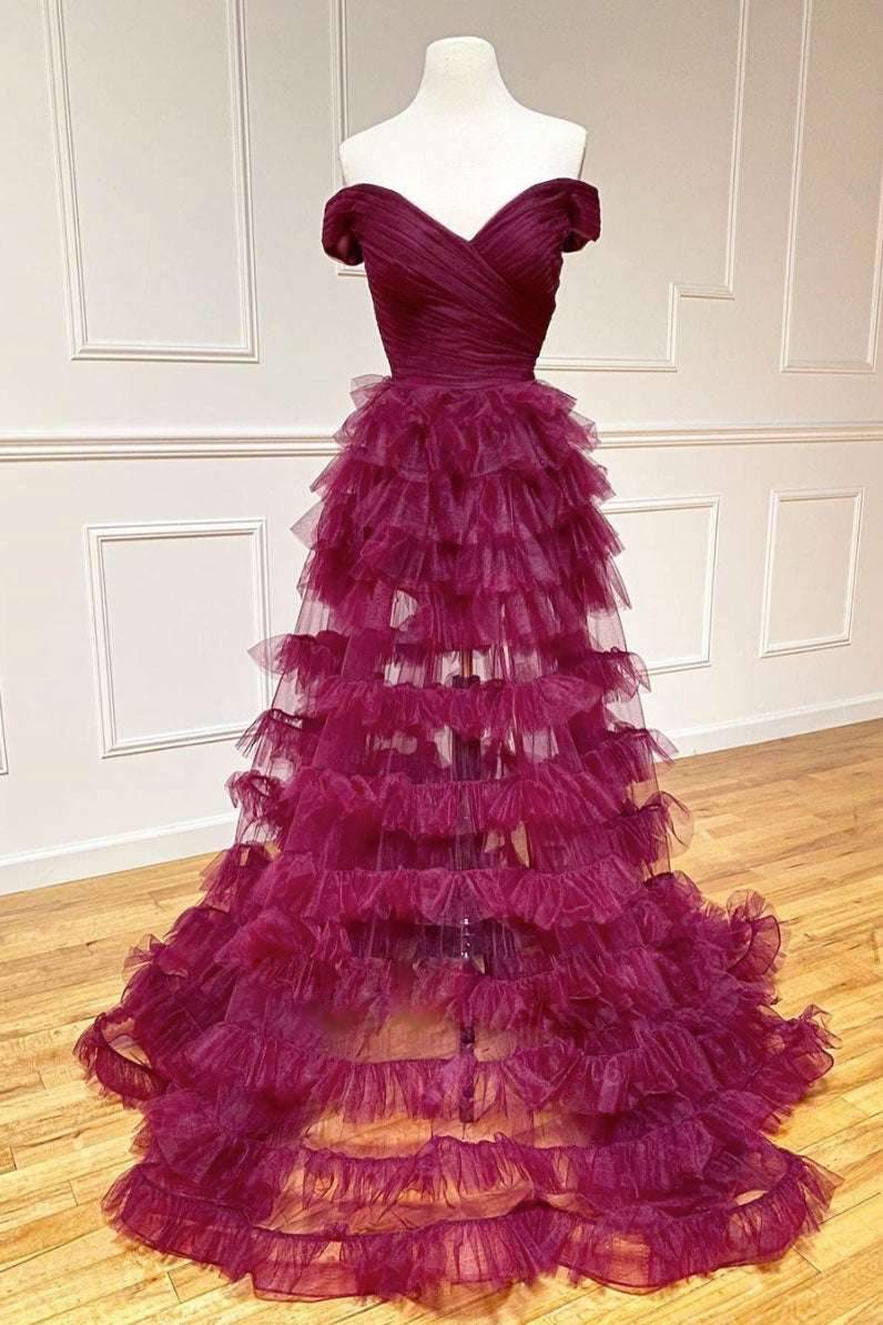 Fallon | Schulterfreies, plissiertes, transparentes Ballkleid in Dunkelbeere