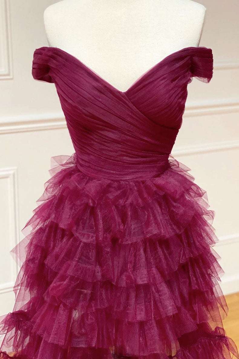 Fallon | Vestido de fiesta plisado con hombros descubiertos y transparencias en color baya oscuro