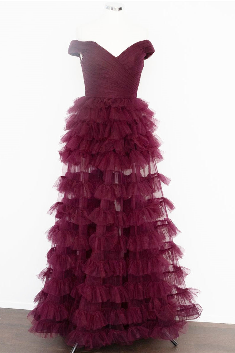 Fallon | Schulterfreies, plissiertes, transparentes Ballkleid in Dunkelbeere
