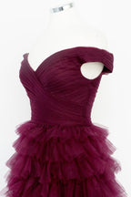 Fallon | Vestido de fiesta plisado con hombros descubiertos y transparencias en color baya oscuro