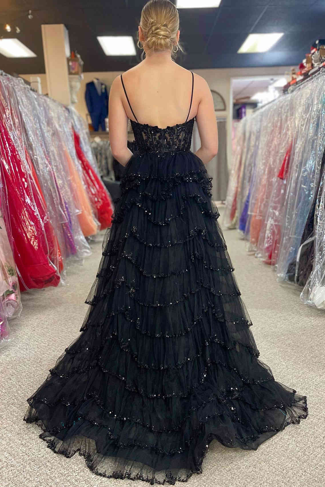 Abbie | Schwarzes Ballkleid aus Netzstoff mit Cut-outs und Pailletten