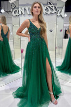 Raquel | Vestido de fiesta de tul con cuentas verde cazador, escote en V y abertura