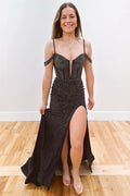 Rosemary | Vestido de fiesta negro de corte sirena con abertura y cuentas y hombros descubiertos