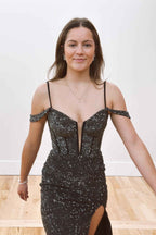 Rosemary | Vestido de fiesta negro de corte sirena con abertura y cuentas y hombros descubiertos