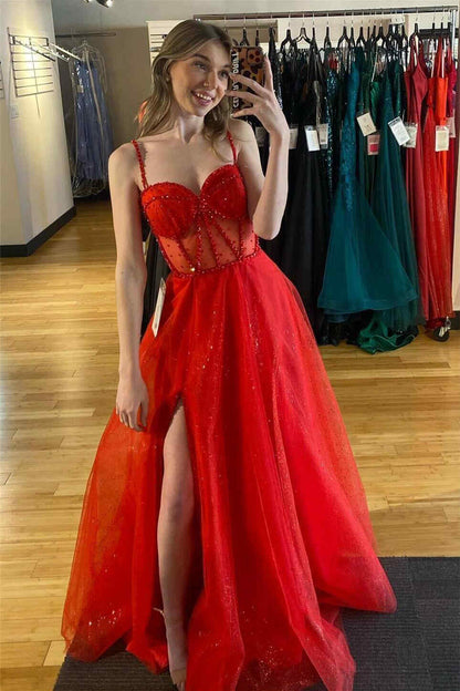Patricia | Glitzerndes rotes A-Linien-Ballkleid mit Strasssteinen und Schlitz