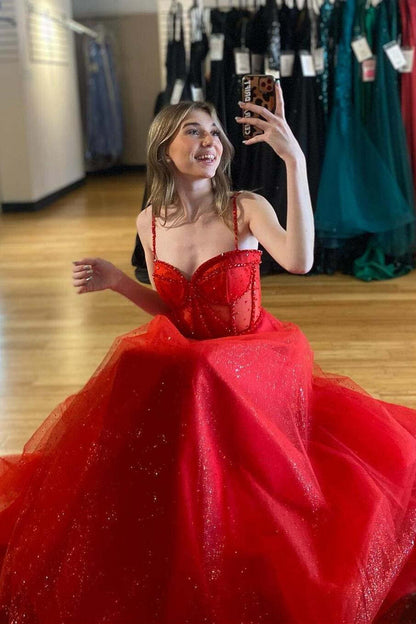Patricia | Glitzerndes rotes A-Linien-Ballkleid mit Strasssteinen und Schlitz