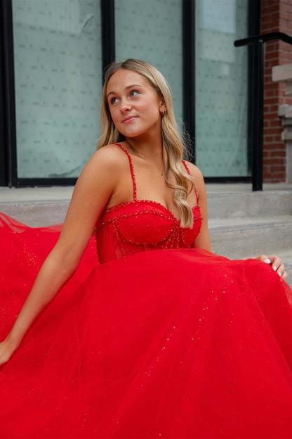 Patricia | Glitzerndes rotes A-Linien-Ballkleid mit Strasssteinen und Schlitz