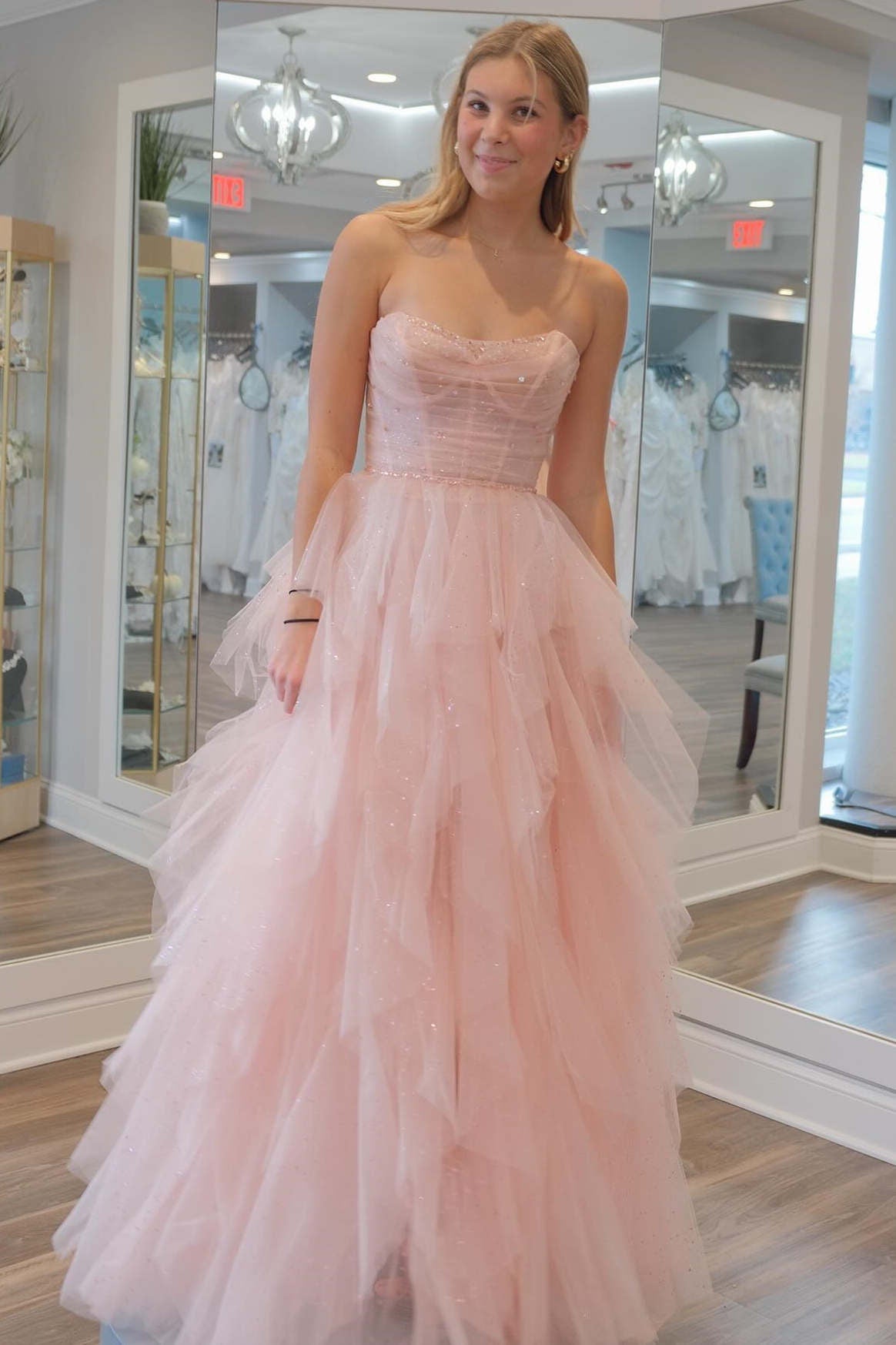 Patsy | Trägerloses, hellrosa Ballkleid aus Tüll mit Pailletten und Perlen