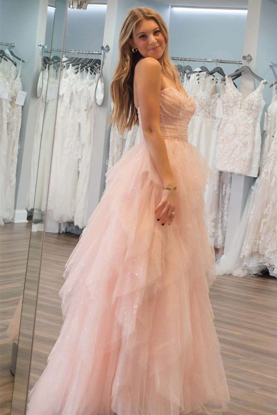 Patsy | Trägerloses, hellrosa Ballkleid aus Tüll mit Pailletten und Perlen