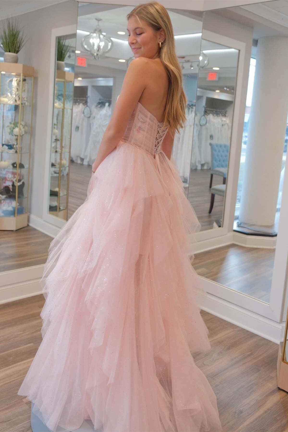 Patsy | Trägerloses, hellrosa Ballkleid aus Tüll mit Pailletten und Perlen