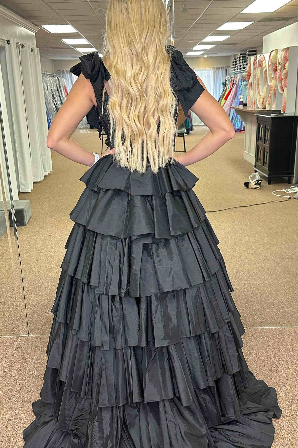 Renee | Fuchsia Ballkleid mit tiefem V-Ausschnitt und Rüschen