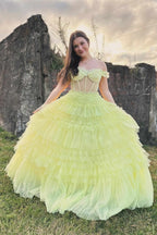 Martina | Vestido de fiesta amarillo claro con volantes y hombros descubiertos