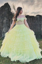 Martina | Vestido de fiesta amarillo claro con volantes y hombros descubiertos