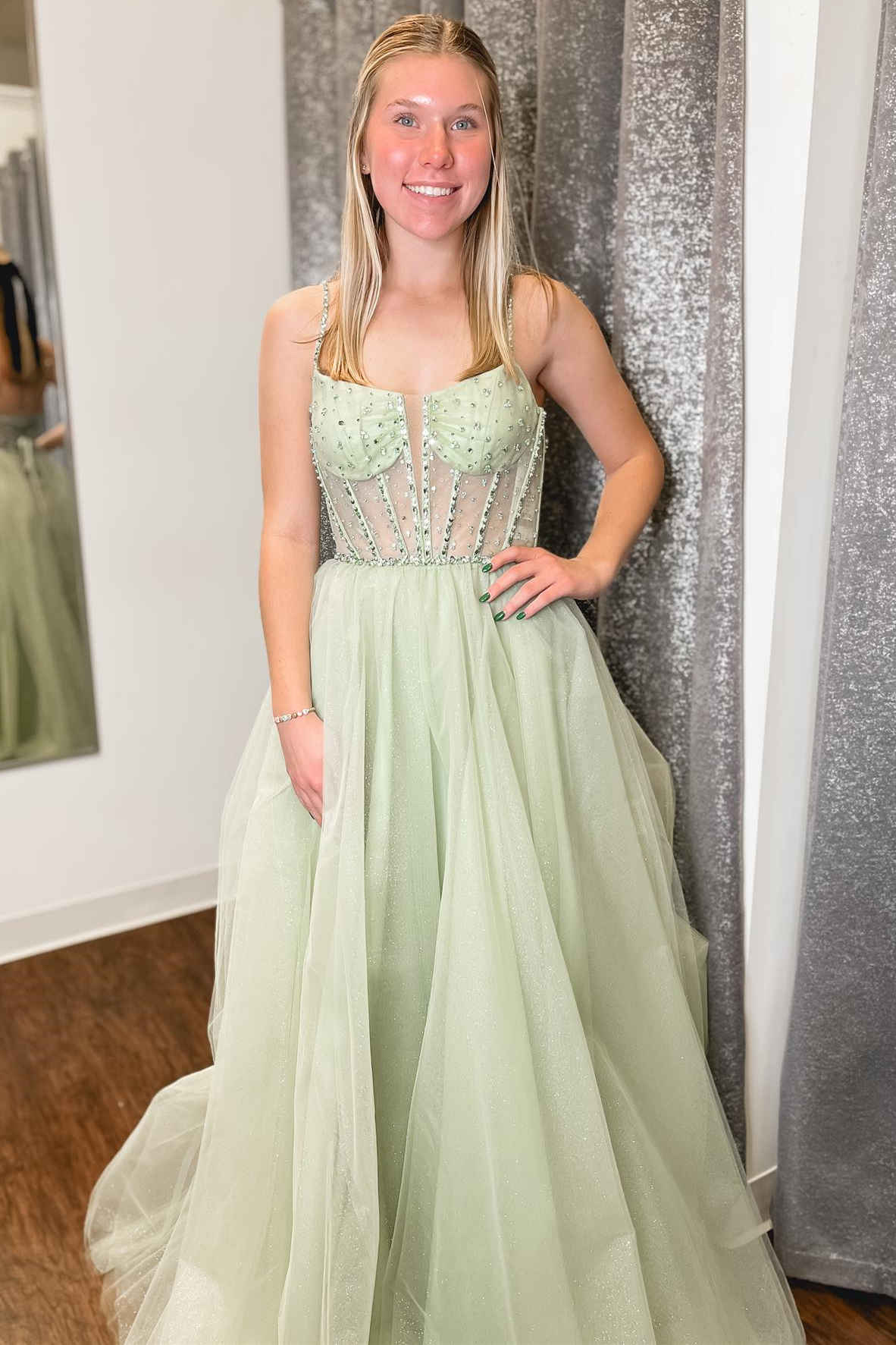 Madeline | Salbeigrünes A-Linien-Ballkleid aus Tüll mit Trägern und Pailletten