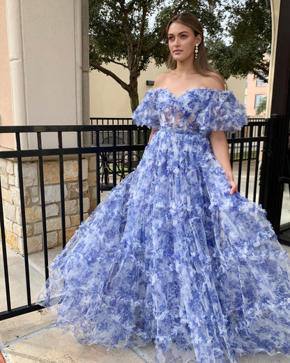 Sydney| Schulterfreies Ballkleid aus blauem Tüll mit Blumenmuster und Rüschen