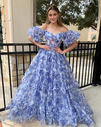 Sydney| Schulterfreies Ballkleid aus blauem Tüll mit Blumenmuster und Rüschen