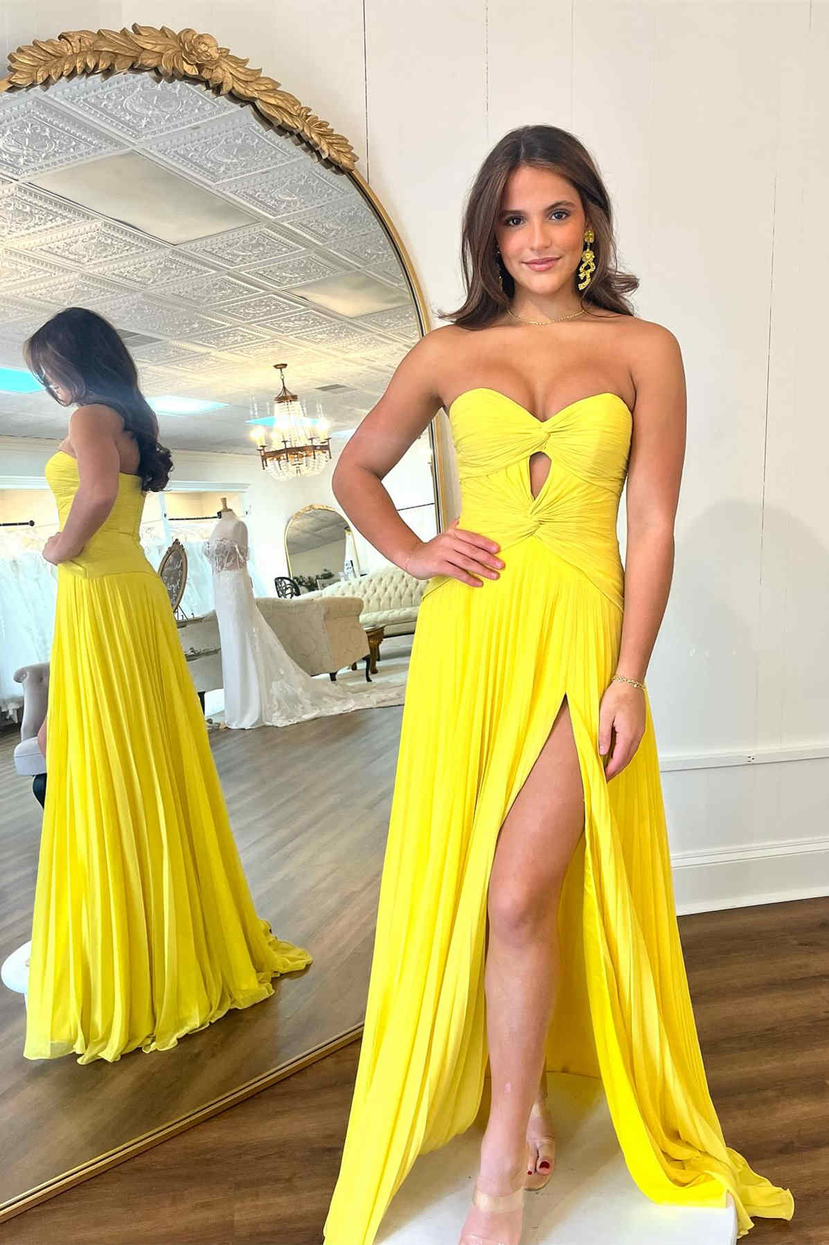 Vestido de fiesta rosa intenso sin tirantes, plisado y con escote en A