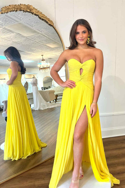 Vestido de fiesta rosa intenso sin tirantes, plisado y con escote en A