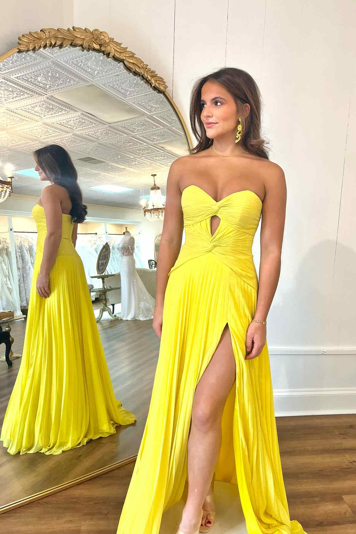 Vestido de fiesta rosa intenso sin tirantes, plisado y con escote en A