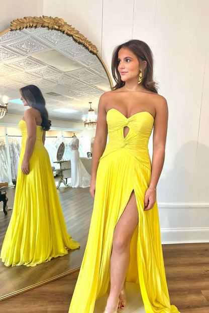 Vestido de fiesta rosa intenso sin tirantes, plisado y con escote en A