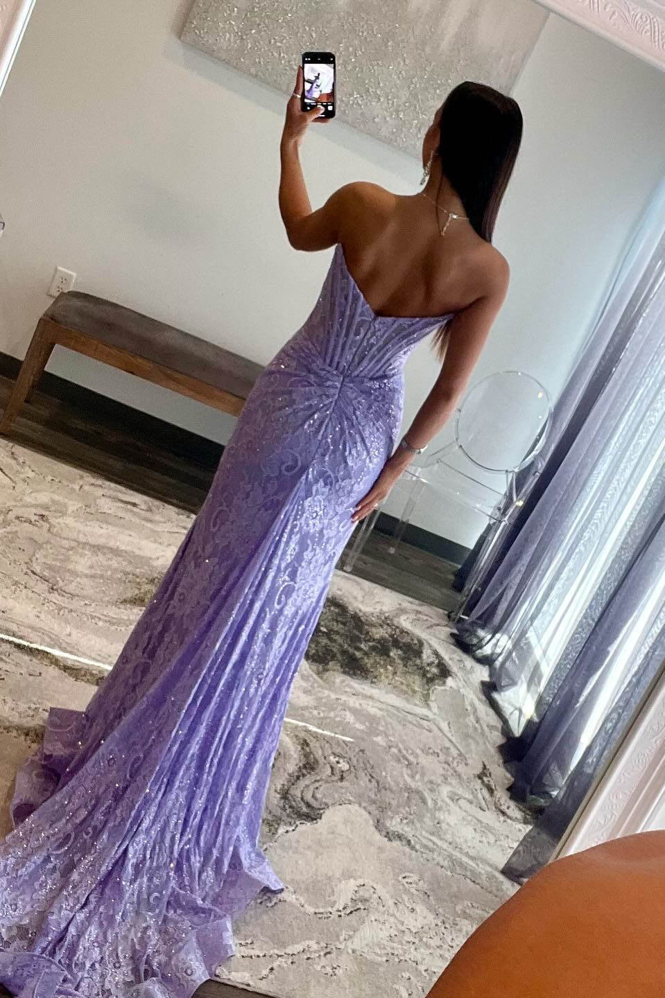 Mandy | Vestido de fiesta color lavanda con escote sirena, fruncido y encaje, sin tirantes y abertura