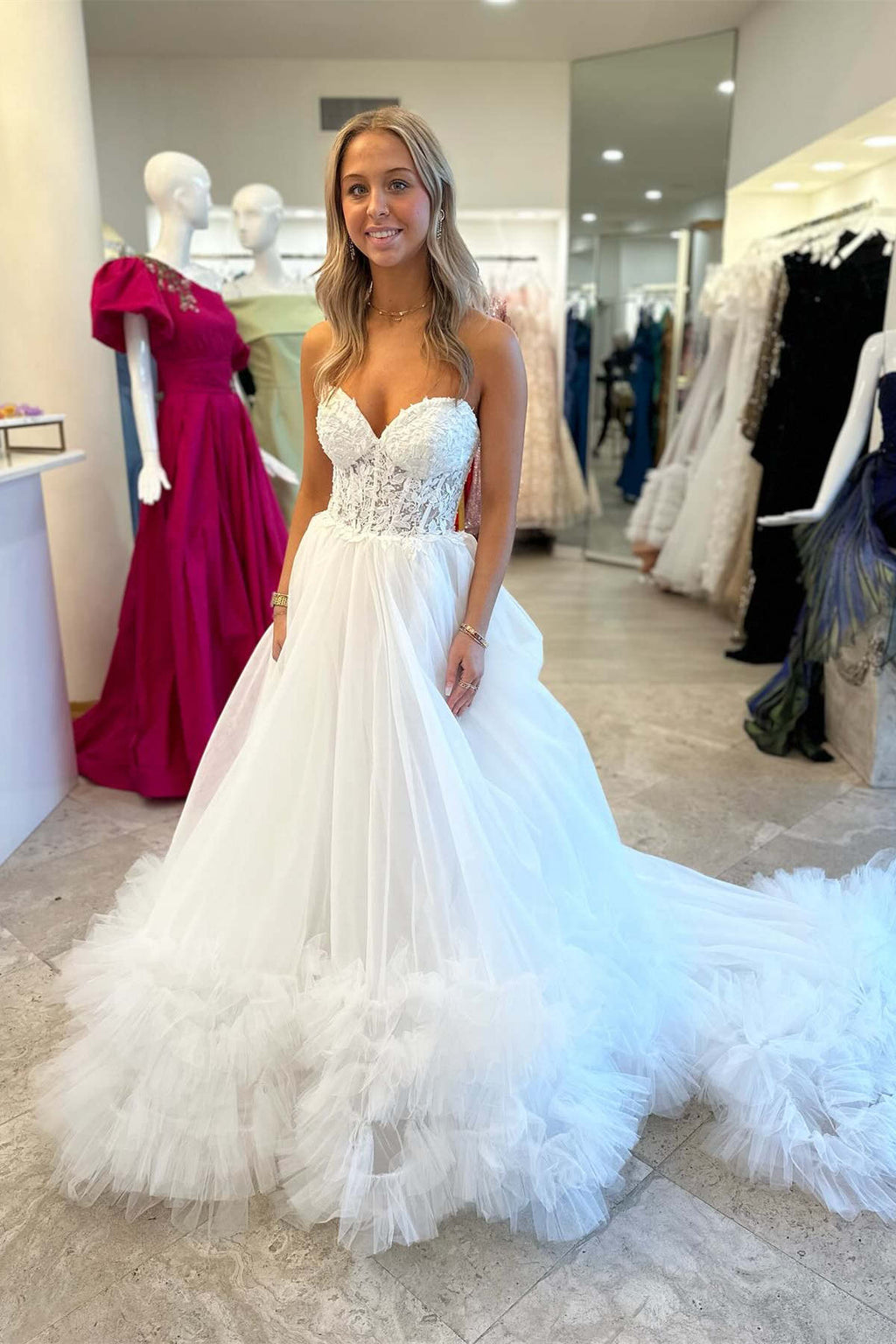 Romy | Vestido de fiesta largo con volantes y escote corazón con apliques de tul rojo