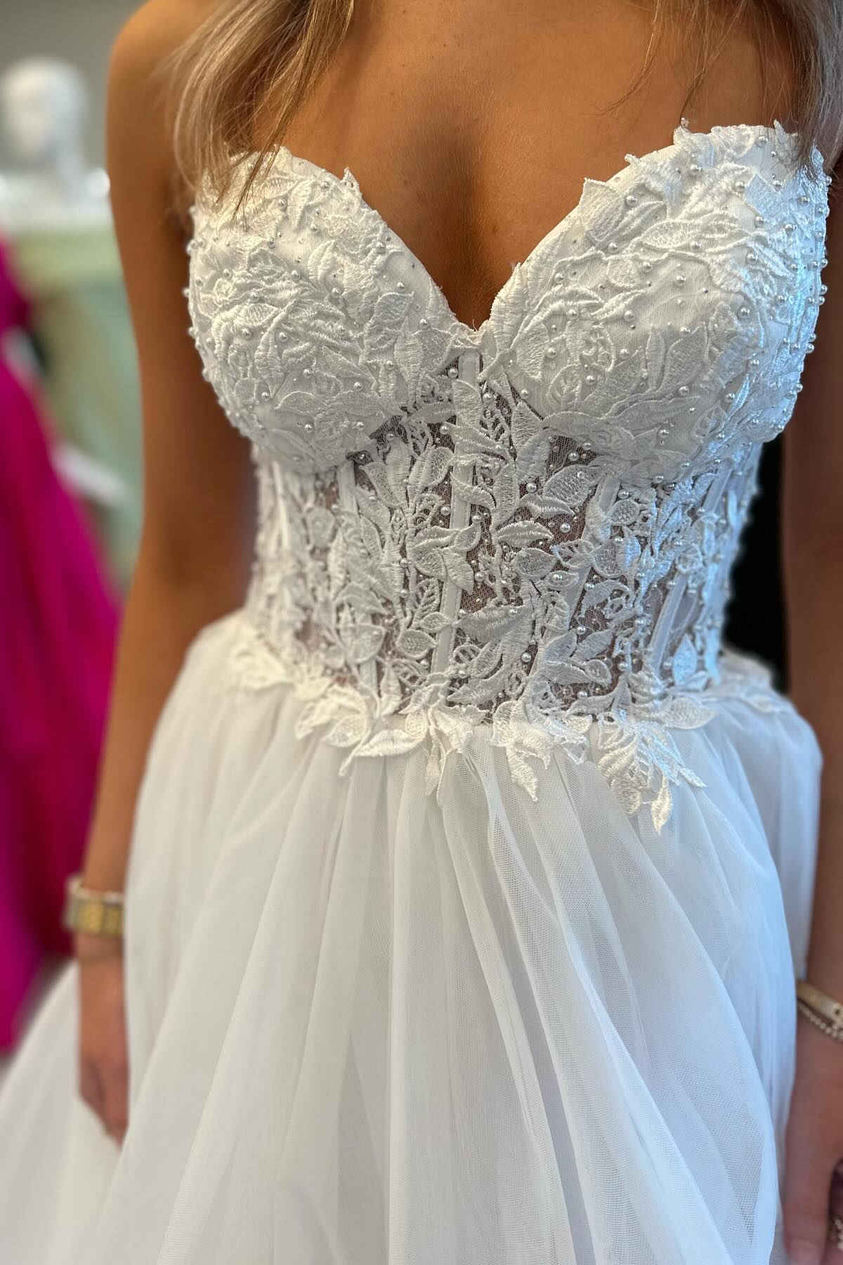 Romy | Vestido de fiesta largo con volantes y escote corazón con apliques de tul rojo