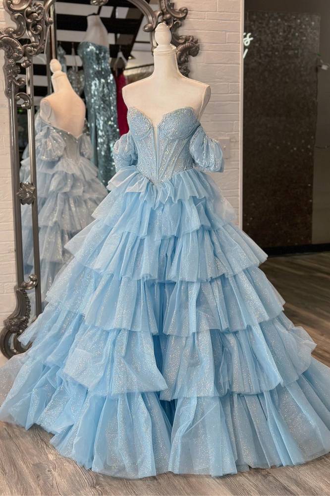Sexy schwarzes A-Linien-Spitzen-Lagenkleid mit Herzausschnitt und Schlitz