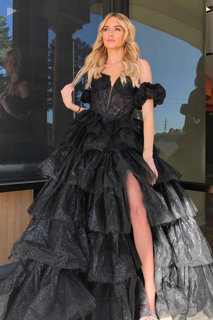 Sexy schwarzes A-Linien-Spitzen-Lagenkleid mit Herzausschnitt und Schlitz