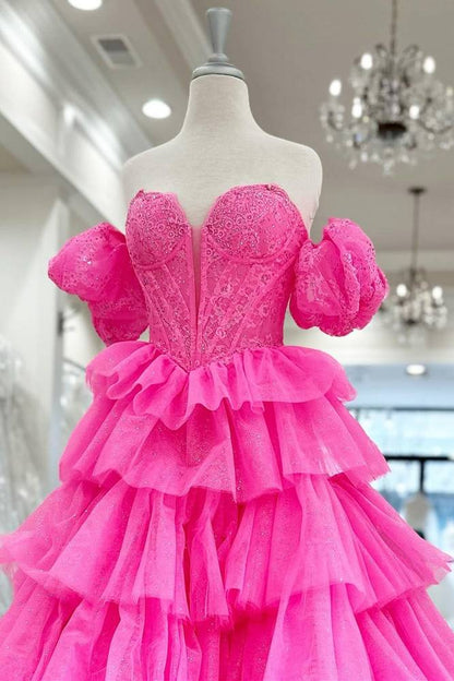Sexy schwarzes A-Linien-Spitzen-Lagenkleid mit Herzausschnitt und Schlitz
