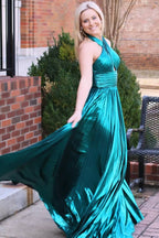 Smaragdgrünes, metallisches Plisseekleid mit Schlüsselloch und Schlitz
