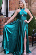 Smaragdgrünes, metallisches Plisseekleid mit Schlüsselloch und Schlitz