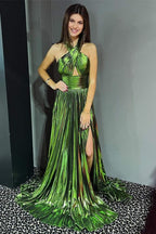 Smaragdgrünes, metallisches Plisseekleid mit Schlüsselloch und Schlitz