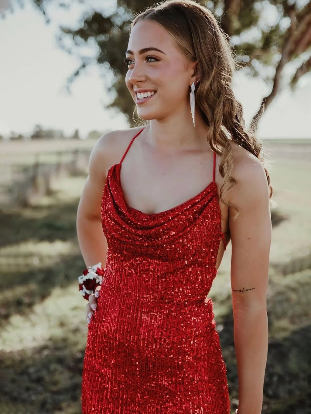 Géminis | Vestido de fiesta rojo de sirena con lentejuelas y cuello halter y abertura
