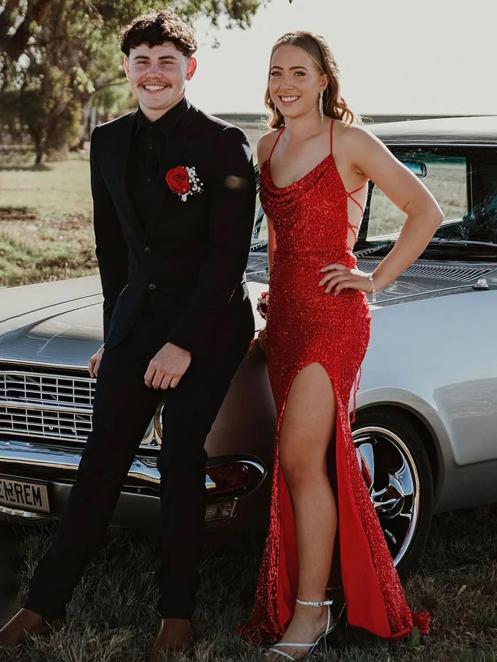 Géminis | Vestido de fiesta rojo de sirena con lentejuelas y cuello halter y abertura