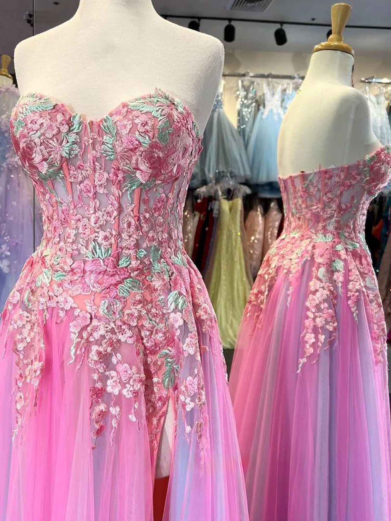 Georgia | Vestido de fiesta largo de encaje con apliques de corazón y abertura en forma de A