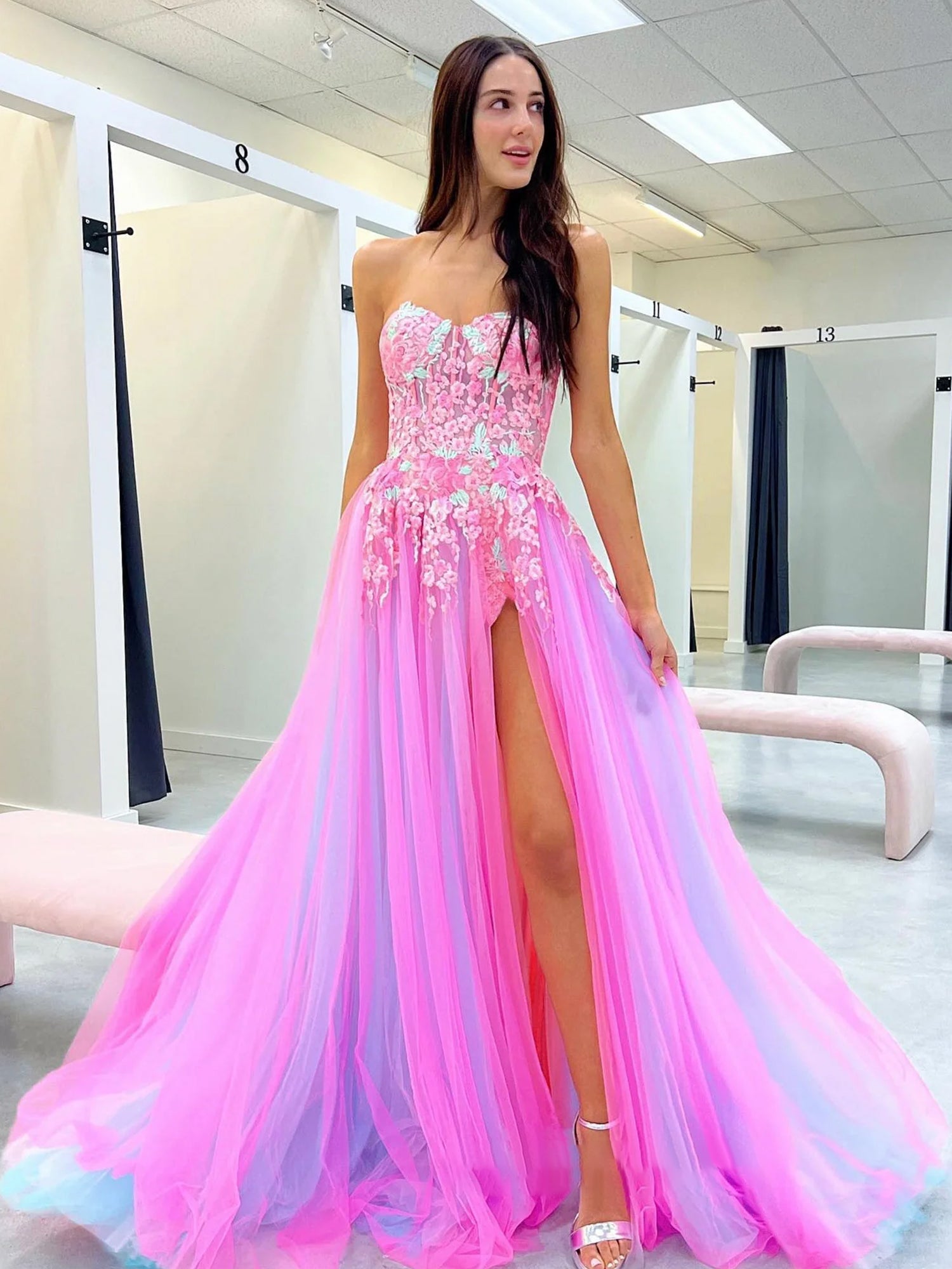 Georgia | Vestido de fiesta largo de encaje con apliques de corazón y abertura en forma de A
