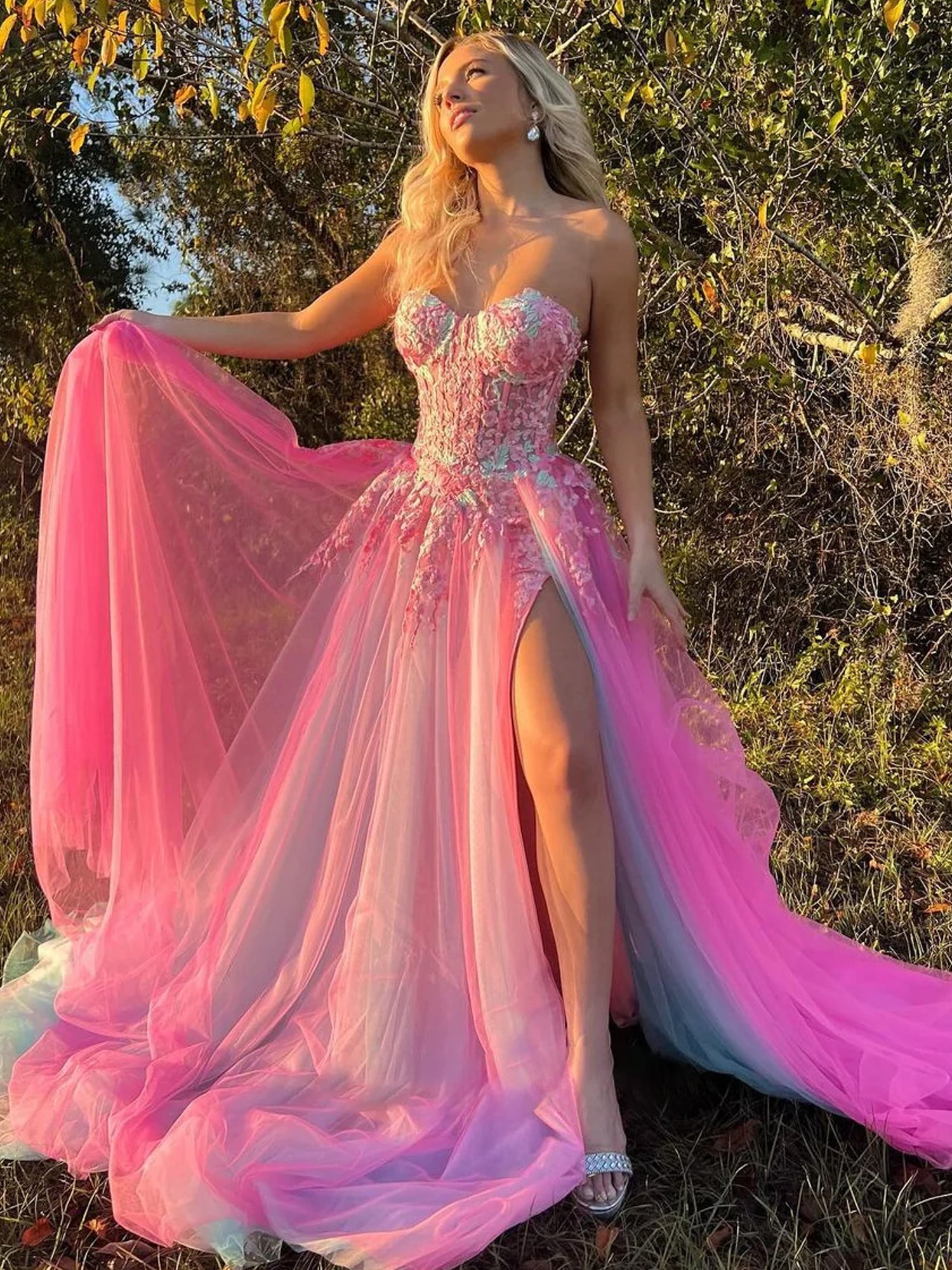 Georgia | Vestido de fiesta largo de encaje con apliques de corazón y abertura en forma de A