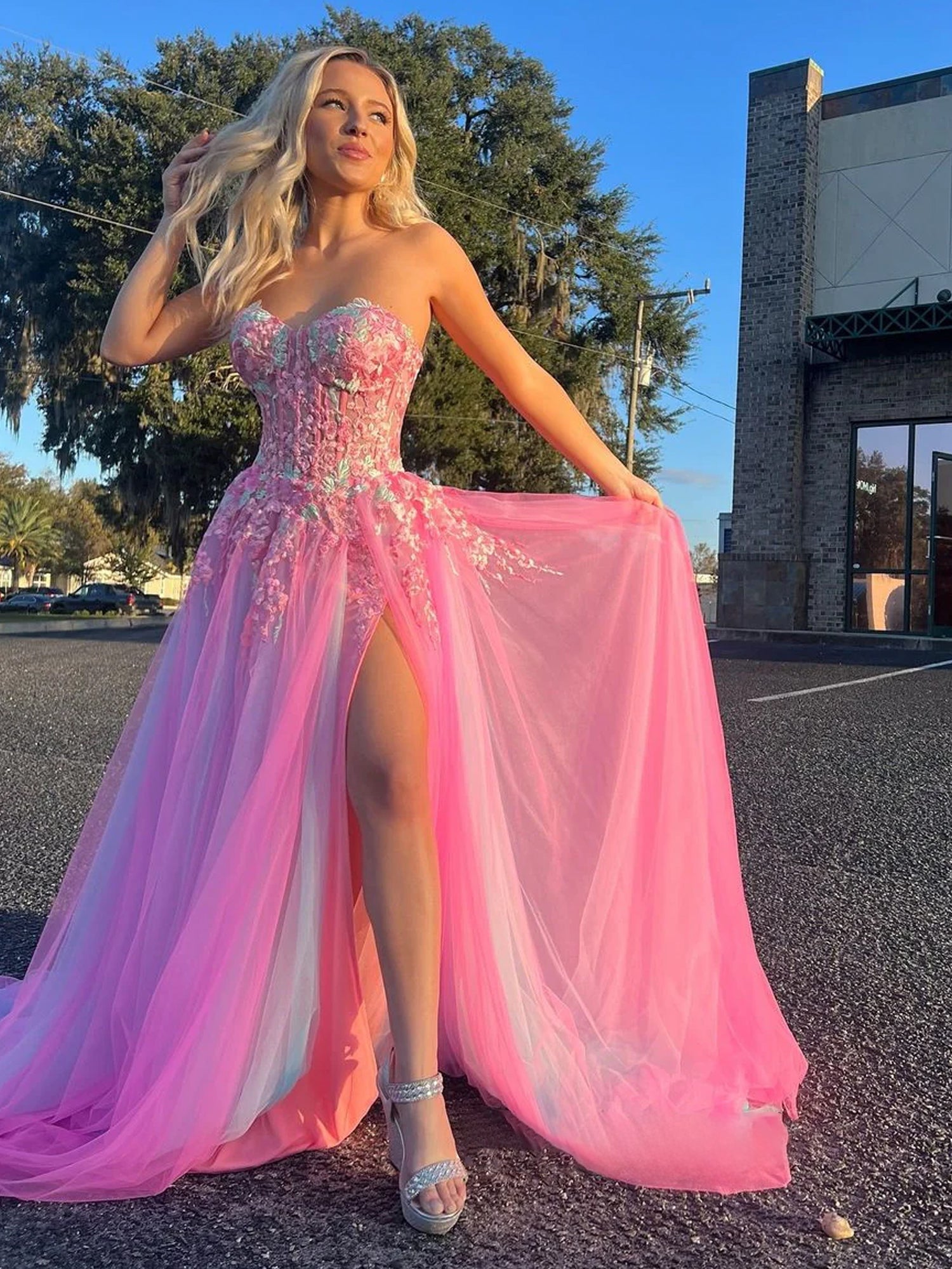 Georgia | Vestido de fiesta largo de encaje con apliques de corazón y abertura en forma de A